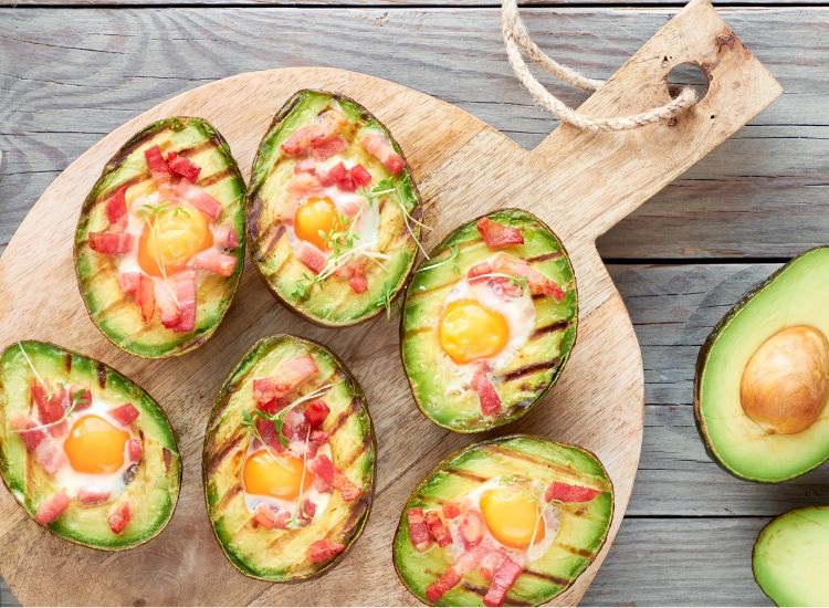 Avocats grillés farcis aux œufs de caille et bacon